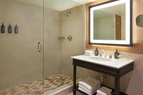 列治文山Sheraton Parkway Toronto North Hotel & Suites的一间带水槽和淋浴的浴室