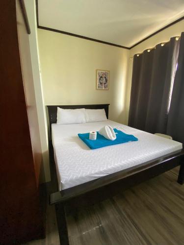 塔比拉兰Pantawan Guest House的床上有蓝色的托盘