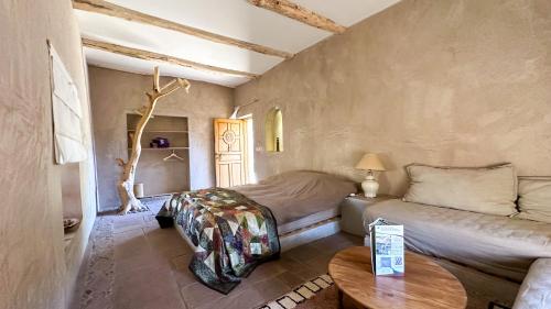 TimitAlliance Berbère - Vallée d'Aït Bouguemez的一间小卧室,配有一张床和一张桌子