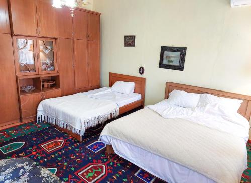 戈里察Liora's Place的一间带两张床的卧室和地毯