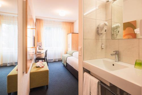 瓦伦施塔特席浩思高级酒店的酒店客房设有水槽和一间卧室