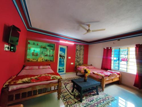 马迪凯里Jawa Homestay的红色墙壁客房的两张床