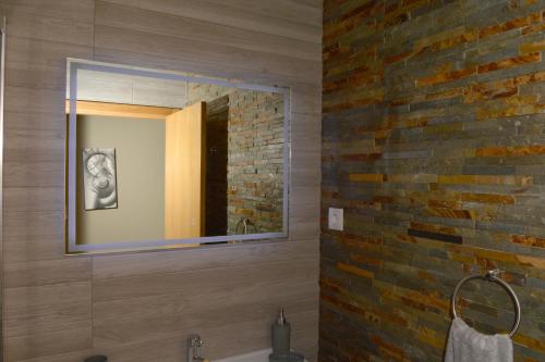 佩纳菲耶尔A3J Country House Lagares的浴室设有镜子和砖墙