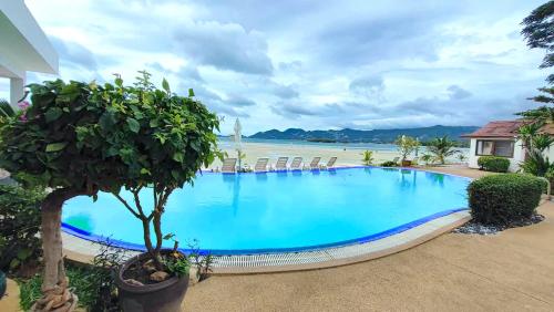 查汶Smile Samui Chaweng Beach Resort的海滩旁的大型蓝色游泳池