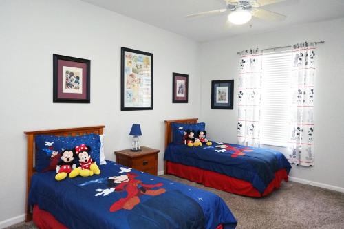 奥兰多Windsor Hills Resort- 204A的一间卧室设有两张床,里面饲养着动物。