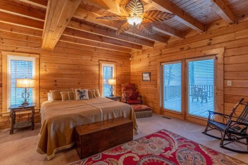 班纳埃尔克Elk Ridge Lodge的小木屋内一间卧室,配有一张床