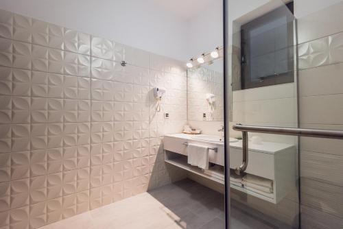 科利比塔Villa Galleria的白色的浴室设有水槽和镜子