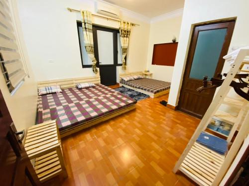 宁平Lion HOMESTAY的客房享有空中景致,设有两张床。