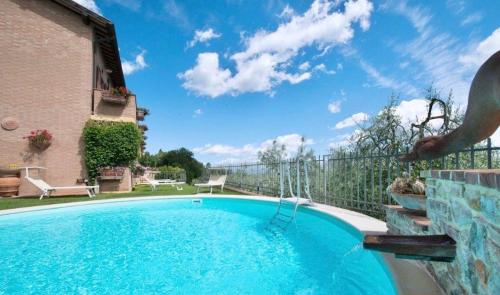 圣吉米纳诺Casa Vacanze con piscina a San Gimignano的一个带围栏的院子内的游泳池