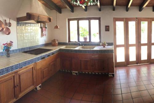 迪坡斯特兰Acogedora Villa con alberca climatizada en el centro de Tepoztlán的一个带木制橱柜和水槽的厨房