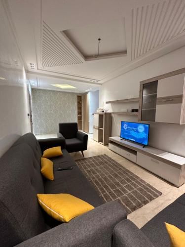 阿加迪尔Luxueuse appartement的带沙发和平面电视的客厅