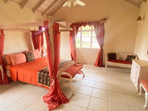 基督教堂市Terracotta Enterprise - Gated Community Home的一间卧室配有一张带红色窗帘的天蓬床
