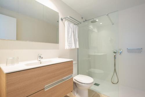 圣蓬萨Casablanca Apartments, Santa Ponsa的浴室配有卫生间、盥洗盆和淋浴。