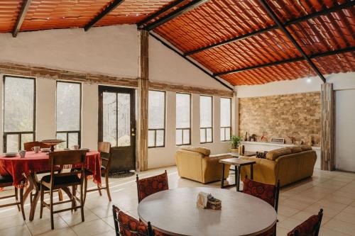 阿特阿加Pinitos Ranch Country House的客厅配有桌椅和窗户。
