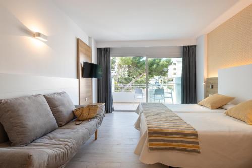 圣蓬萨Casablanca Apartments, Santa Ponsa的酒店客房设有沙发和客厅。