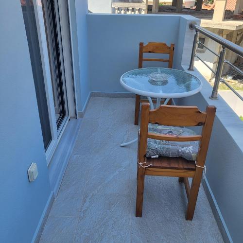 帕斯蒂达Gianna's Studio的阳台配有一张桌子和两把椅子