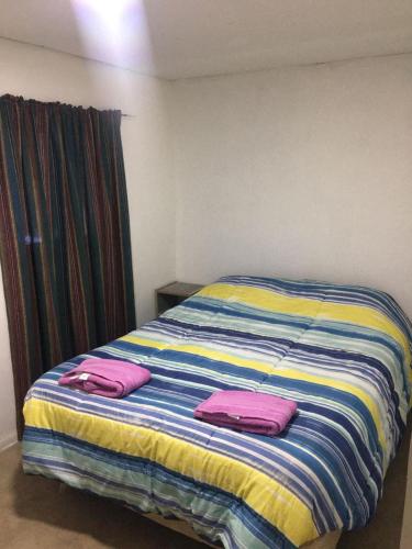 马拉圭Eluney的床上有两张粉红色枕头