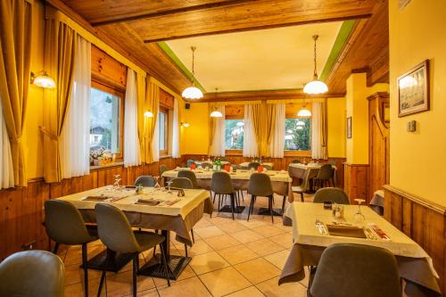 瓦托内切比久酒店的一间在房间内配有桌椅的餐厅