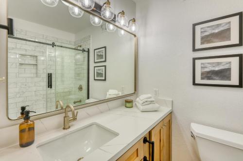 斜坡村Inviting Tahoe Escape的白色的浴室设有水槽和镜子