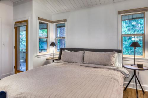斜坡村Inviting Tahoe Escape的白色卧室设有大窗户和一张大床