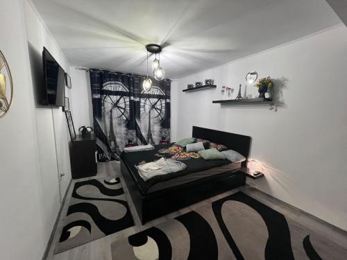 伯伊莱戈沃拉Apartament Maria的一间位于客房角落的带一张床的房间
