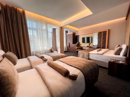 伊斯坦布尔THE PARK HOTEL的酒店客房设有四张床和电视。