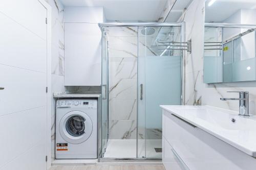 阿玛考德佩拉Vieira Azul的白色的浴室设有洗衣机和烘干机。