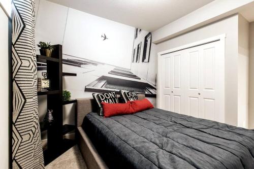 尼斯库Rare find. Legal basement suite with separate ent.的一间卧室配有一张带红色枕头的大床