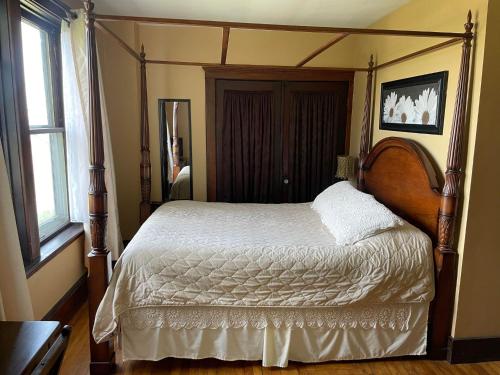 Montague奥维柯酒店的一间卧室配有一张木架床