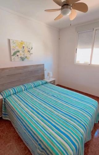 奥罗佩萨德尔马VARADERO OROPESA DEL MAR的一间卧室配有一张床和吊扇