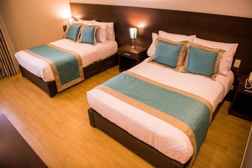 利马Hotel Diamond Lima的酒店客房 - 带两张带蓝色枕头的床