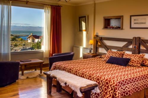 Lago Viedma拉埃斯泰拉庄园民宿的一间卧室设有一张床和一个大窗户