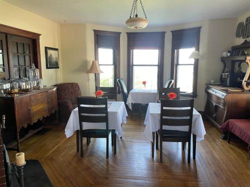 Montague奥维柯酒店的一间带桌椅的用餐室和一间带桌子的房间