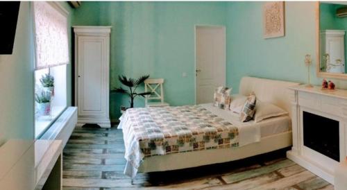 康斯坦察Solaria House的一间卧室配有一张床和一个壁炉