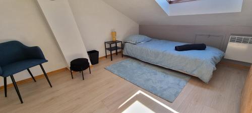 维勒班特Un Havre de Paix的一间小卧室,配有一张床和一把椅子