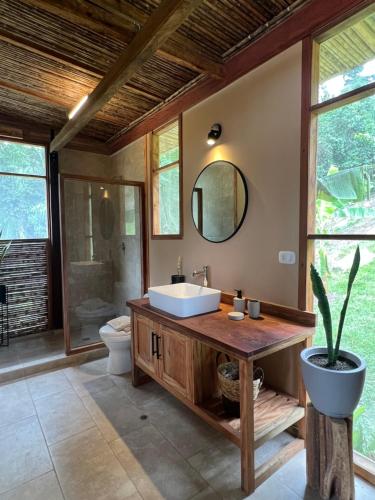 SauceTierra Alta, Refugio de Montaña, Sauce的一间带水槽、卫生间和镜子的浴室