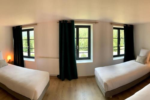 Ban-sur-Meurthe-ClefcyLe Perchoir - Gîte 7 personnes / pleine nature / Altitude : 830 m的带2扇窗户的客房内的2张床