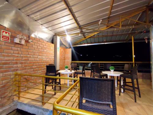 廷戈玛丽亚Garrison Alojamiento , selva y Turismo y Comida的一间带桌椅和大屏幕的餐厅