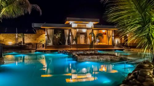 奥林匹亚Carpe Diem Eco Resort & SPA的一座晚上设有游泳池的房子