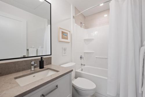 坎贝尔河Beachfront Luxury Suite #18 at THE BEACH HOUSE的白色的浴室设有水槽和卫生间。