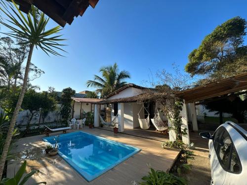 阿拉亚尔达茹达Casa Tropical Arraial D' Ajuda的一座房子后院的游泳池