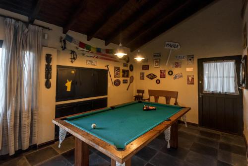 迈普Posada Mawida的客房设有台球桌和电视。