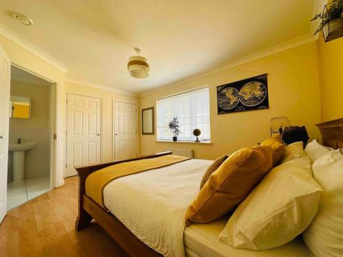 梅德斯通Astor house Maidstone long stay的一间卧室设有一张黄色墙壁的大床