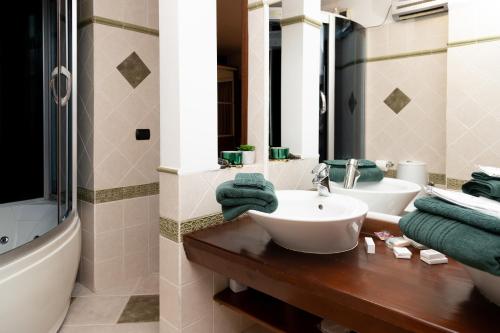 德罗贝塔-塞维林堡Apartament CENTRAL 1的浴室设有2个水槽、镜子和浴缸。