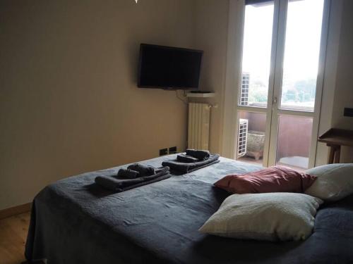 利索内Residence Monza Parco的一间卧室配有带毛巾的床