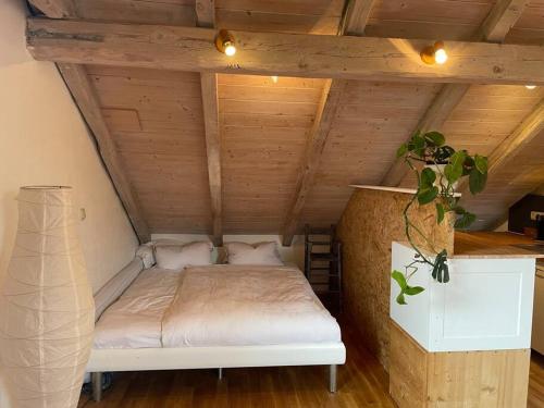 海罗德堡sonnig wohnen in Heroldsberg的木天花板的客房内的一张床位
