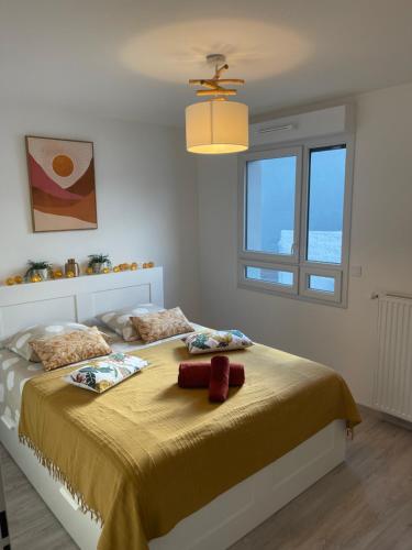 圣纳泽尔Villa des Cerisiers的一间卧室配有一张带黄色毯子的大床