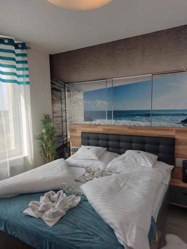 凯奇凯梅特Happiness Apartman的一间卧室设有一张大床,享有海景