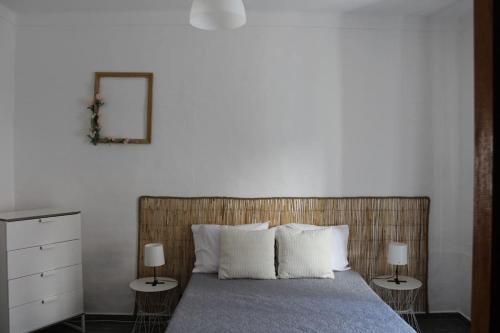 ErvedalMorgado Guest House的一间卧室配有一张带2个床头柜和2盏灯的床。