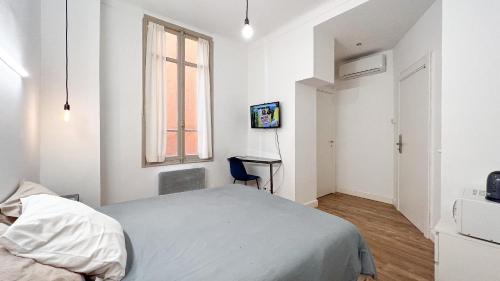 博索莱伊Chambre moderne, proche Monaco的白色的卧室设有床和窗户